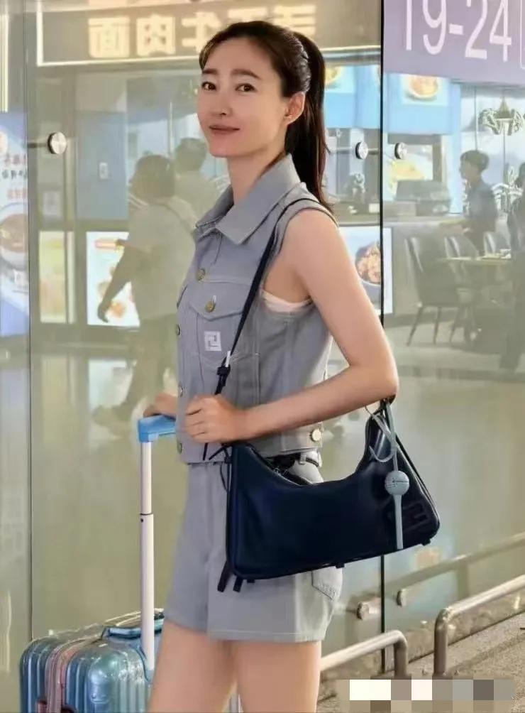 40岁被骗婚，机场强颜欢笑，整人的气质都快垮掉了。王丽坤经历骗婚后，憔悴了好多，