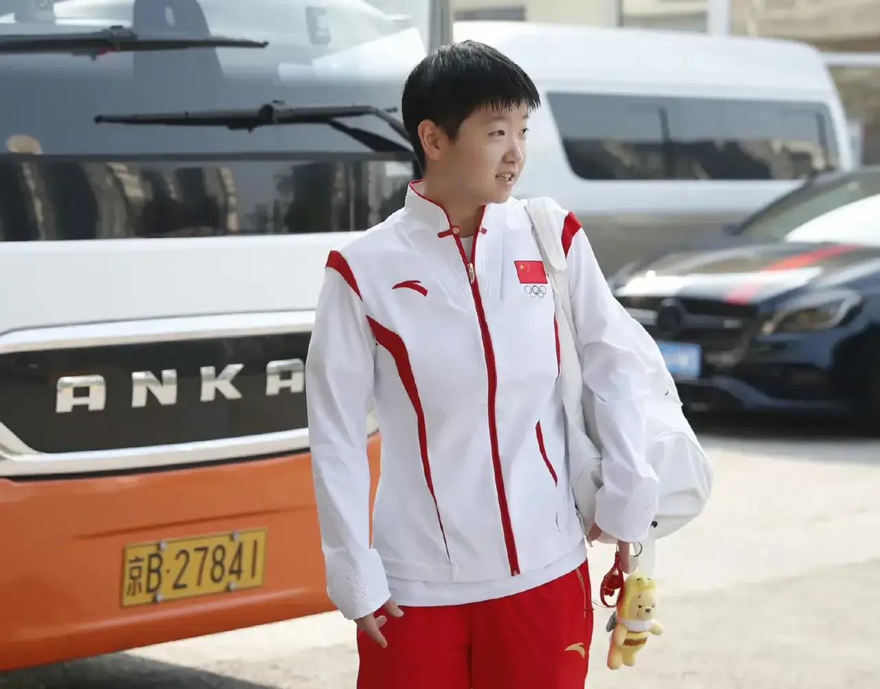 杭州亚运会国乒队员出征
             剑指冠军谁能争锋
      