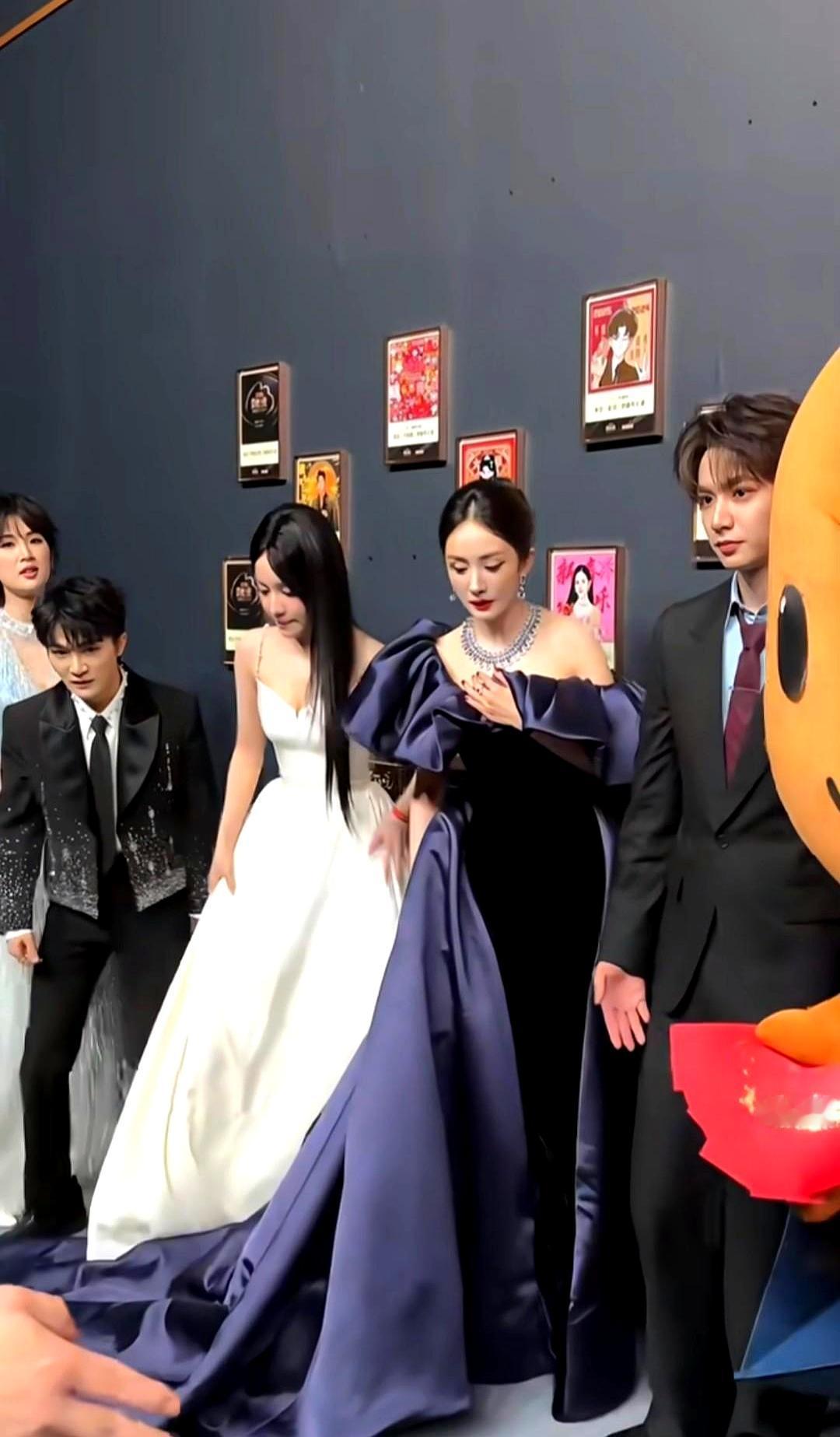 我终于看懂了，为什么身价千亿的姚安娜，合影只敢站墙角。
 
别人挤破头抢C位，她