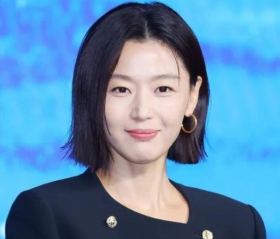 据韩媒报道，全智贤新剧《暴风圈》因编剧及导演在受访时提及的一句“为什么中国会偏好