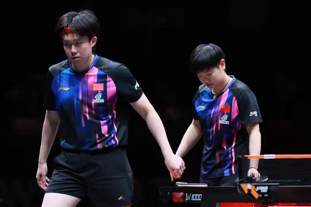 王楚钦孙颖莎混双让二追三 恭喜莎头晋级。这图片也太好磕了吧，哥哥牵着妹妹。不过应