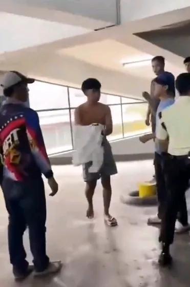 suv上下异动，被砸，逃跑。场面好恐怖

空旷的地下车库中，柔和的灯光庇护着停放