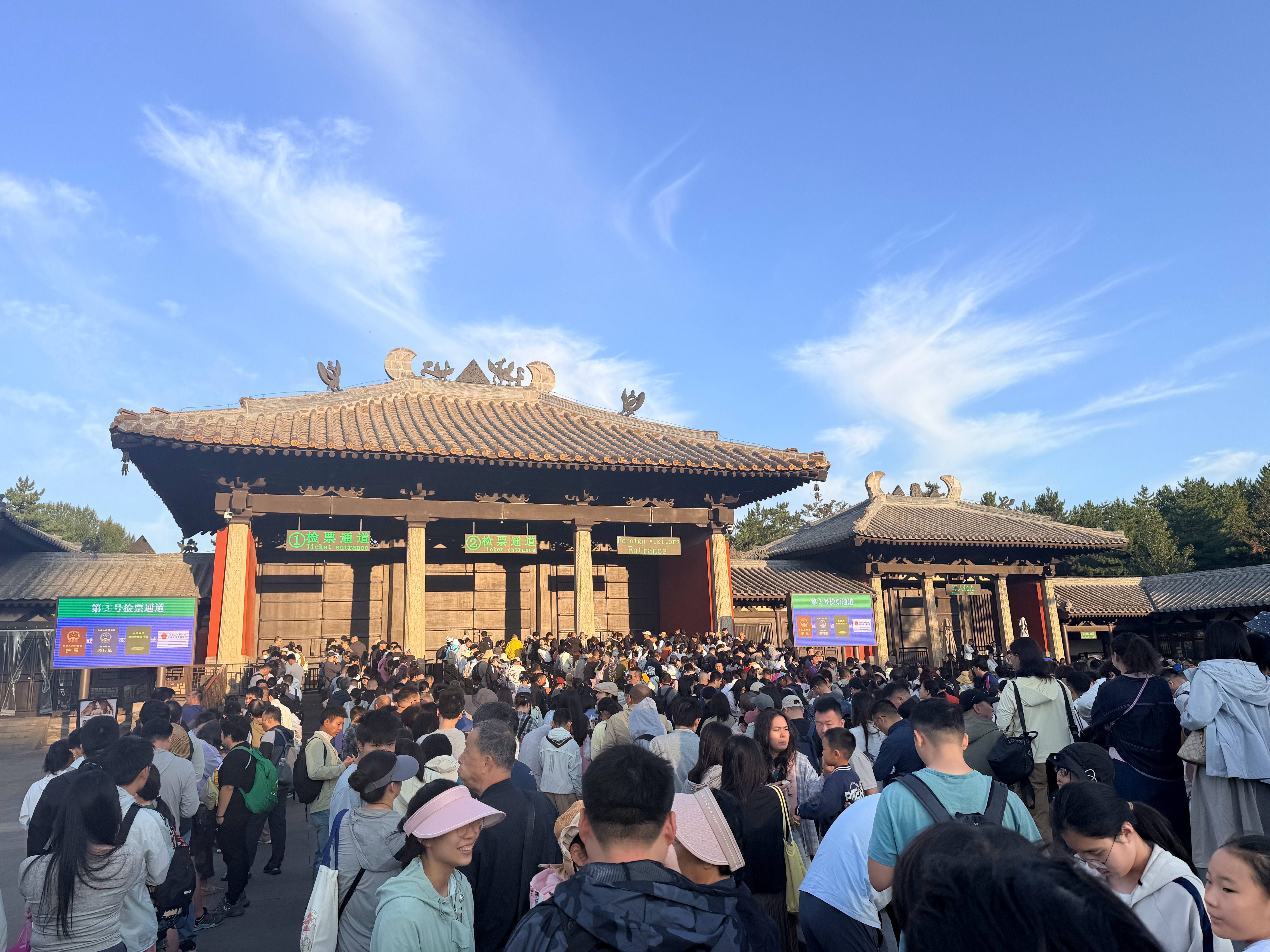 六点半的云冈石窟检票口好的，正好复习一下人文清华的云冈石窟课件！什么是文化苦旅
