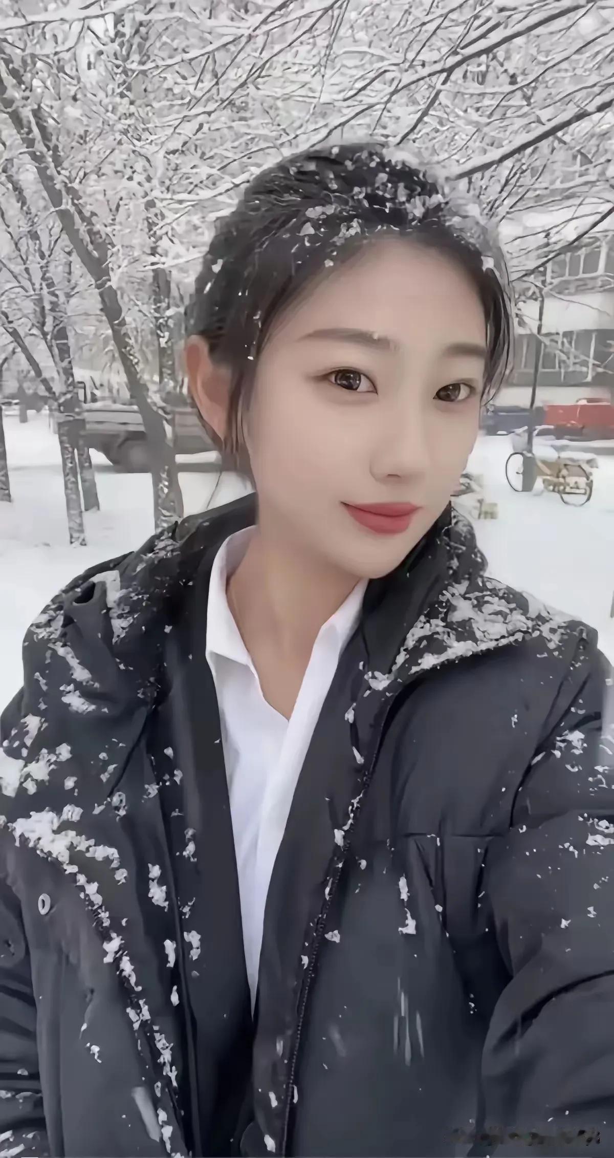 寒风萧萧雪满天，
玉蝶纷纷空中恳。
秀目含情添诗意，
梅花开放把雪迎。