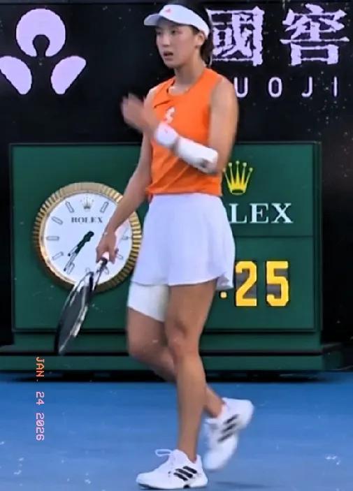 王欣瑜挽救2个破发点，浪费1个局点后，艰难保发，首盘比分双方再次打平3-3。
双