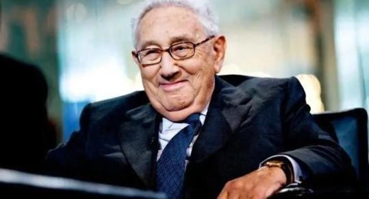 一旦中美开战，美军将全面轰炸中国？基辛格曾发出过警告：“美国盟友再多也没有用，一