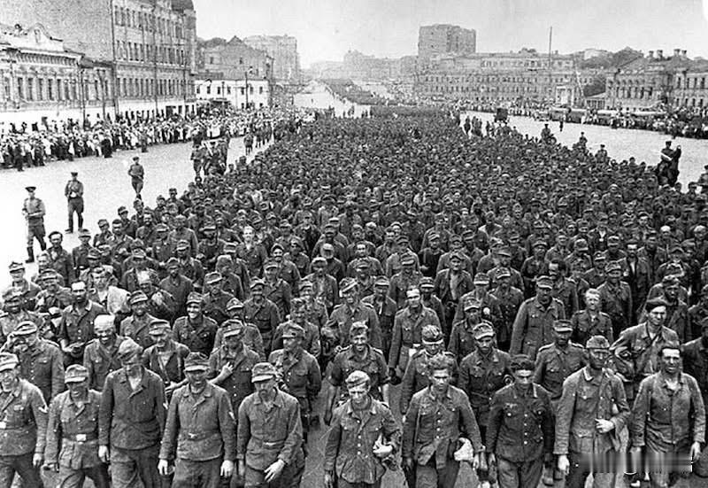 这张图片显示的是1944年7月17日在莫斯科举行的“战败者游行”（Парад П