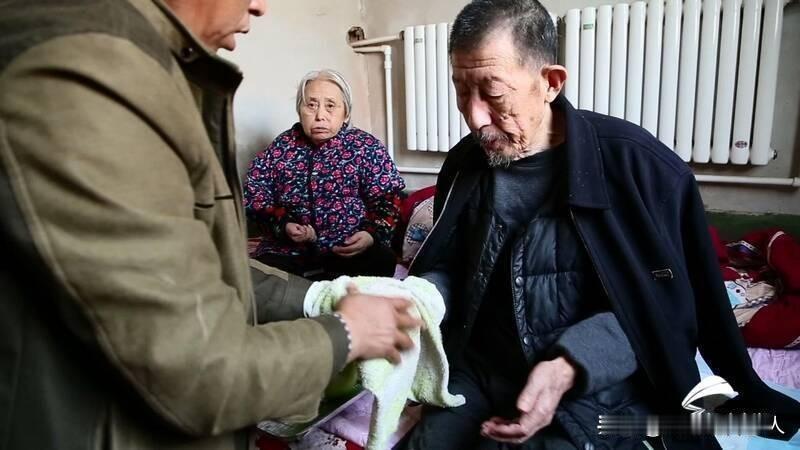 浙江，一男子在妻子去世后，替妻子承担起孝敬父母的责任，用心照顾岳父8年，并为他养