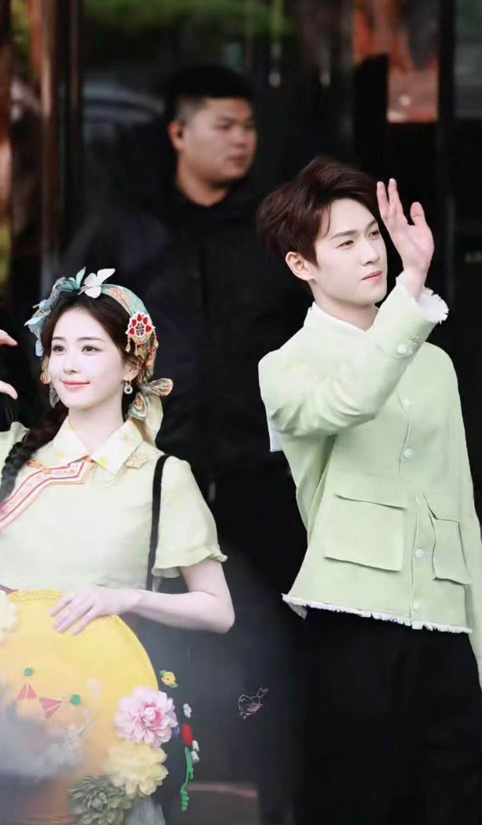 白鹿李昀锐两个小迷糊白鹿说我要出去饭撒了奔跑吧泉州路透 白鹿说要出去饭撒后转头就