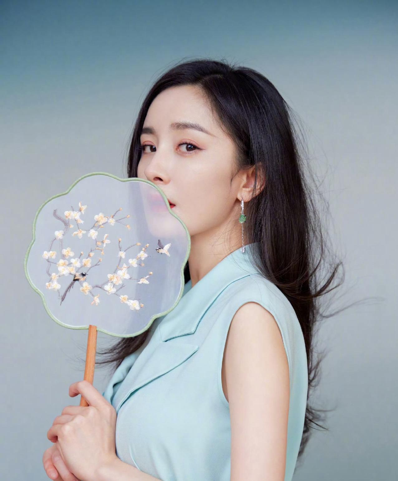 分享图片📷
杨幂，当之无愧的国风美人。
 
无论是水墨旗袍、雅致新中式，还是古