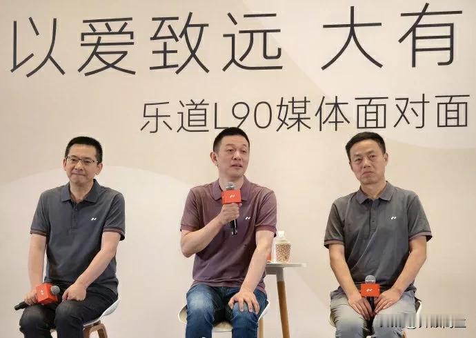 李斌吐槽，增程车的电池越做越大，油箱一年只用一两次，每天都要背几百斤的东西在车上