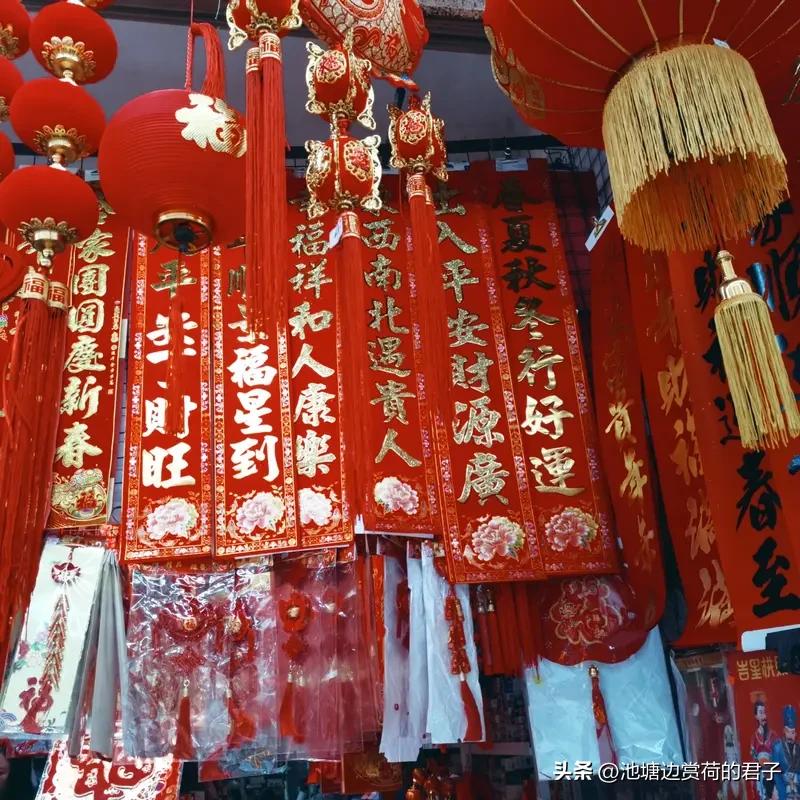 写祝福得看对象和场合。生日祝福就很温馨。可以说“恭喜你，成功升级到最新版本”，俏