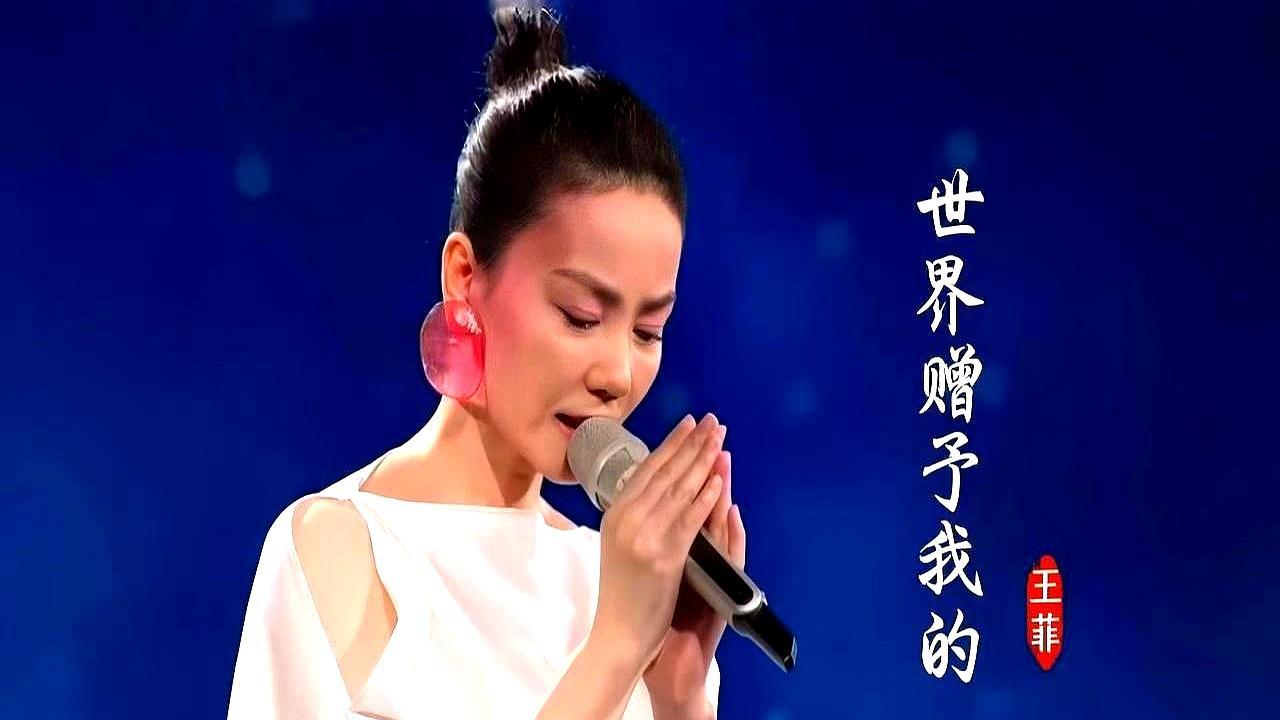 济南那年，瓶子飞上台，她一句“再扔我回家”，全场秒静。
 
不是耍大牌，是告诉所