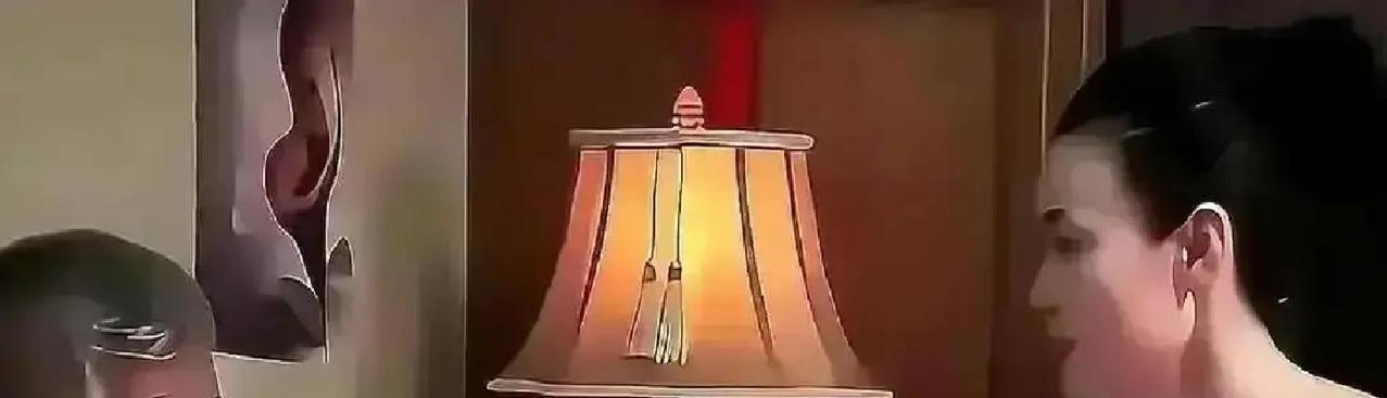 关婷娜片场浴巾滑落的即兴反应，竟成了北电的教材。
专业演员下场直播，简直降维打击