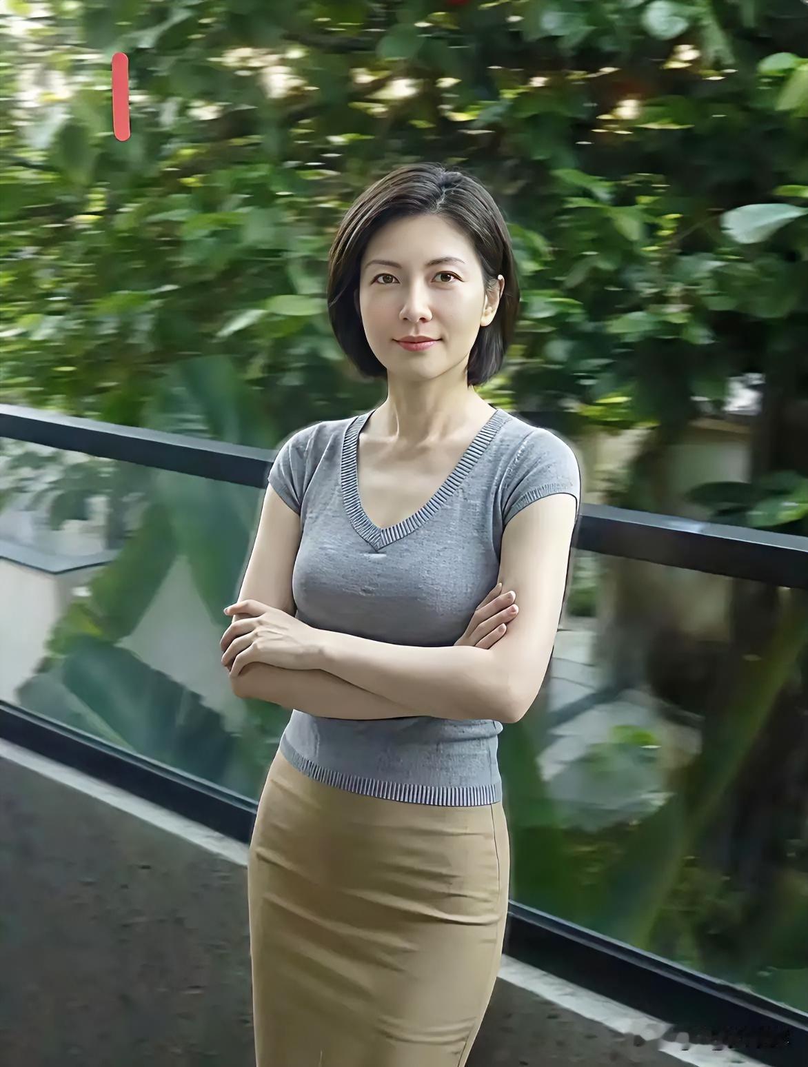 绿意漫过栏杆，风也染上清新。

灰衫贴肤，勾勒从容的弧度。

卡其裙垂落，似大地