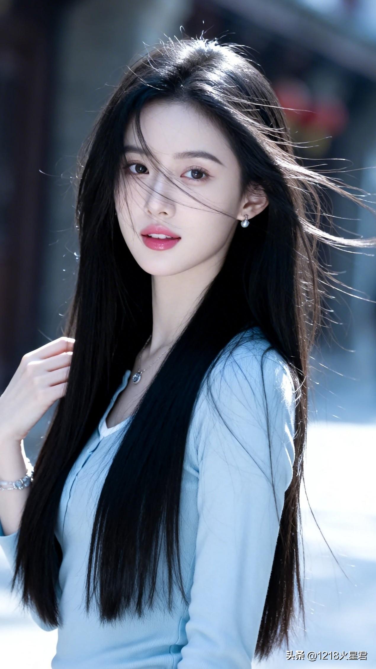 阳光下的温柔少女，长发飘逸，甜美动人。