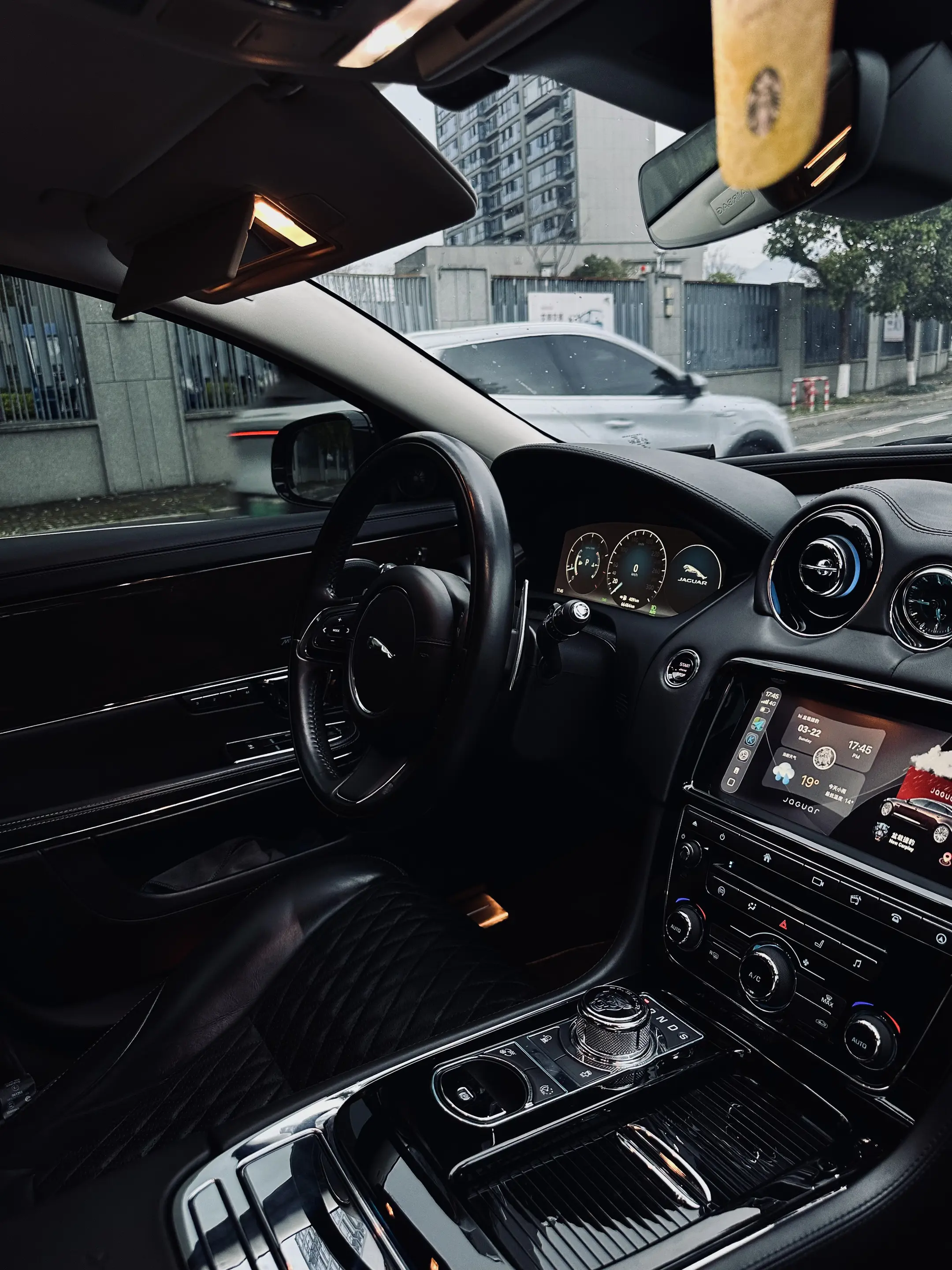 黑色内饰的克制美学。