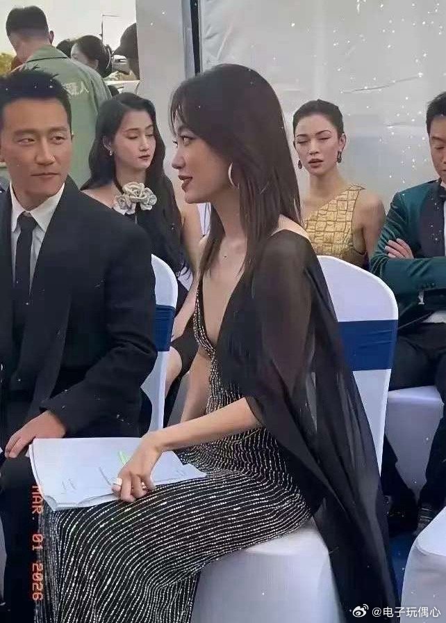 只要自己不尴尬，尴尬的就是别人！就怕你不敢看 