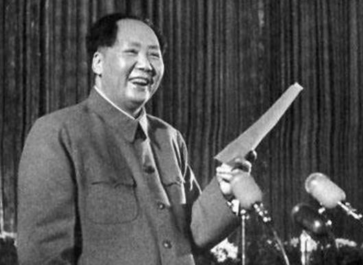 1941年9月，延安，毛主席去青年食堂，一男子抡起木棍不由分说就朝着毛主席后脑勺
