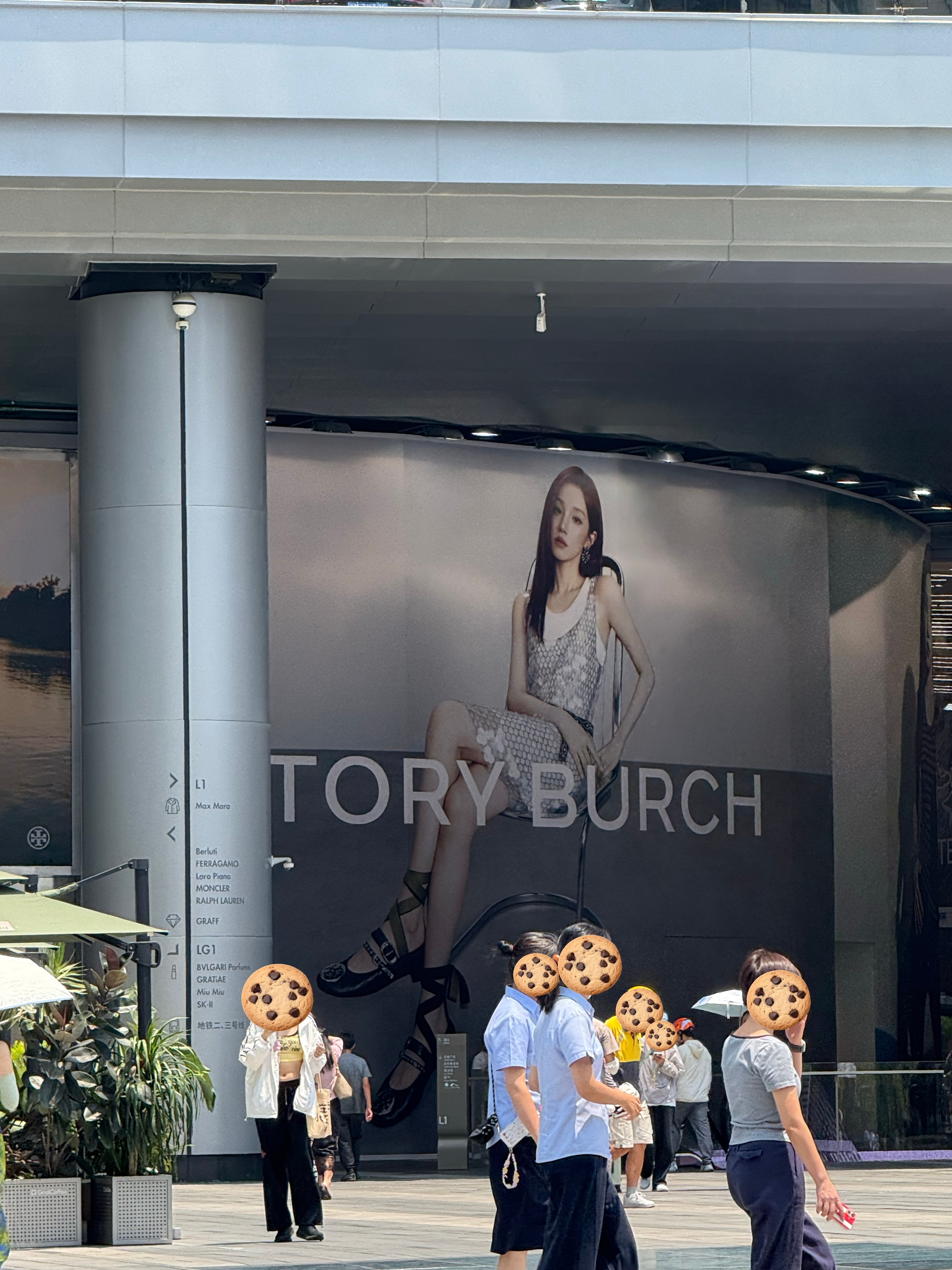 宋雨琦 💙toryburch品牌代言人宋雨琦 成都IFS的雨琦排面超足！Tor