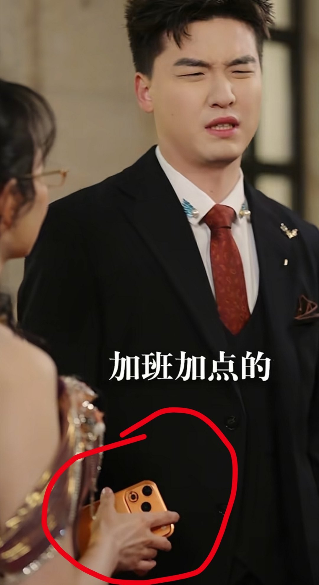 现在的短剧都与时俱进的很，iphone17pro max说用就用了，看来拍摄都是