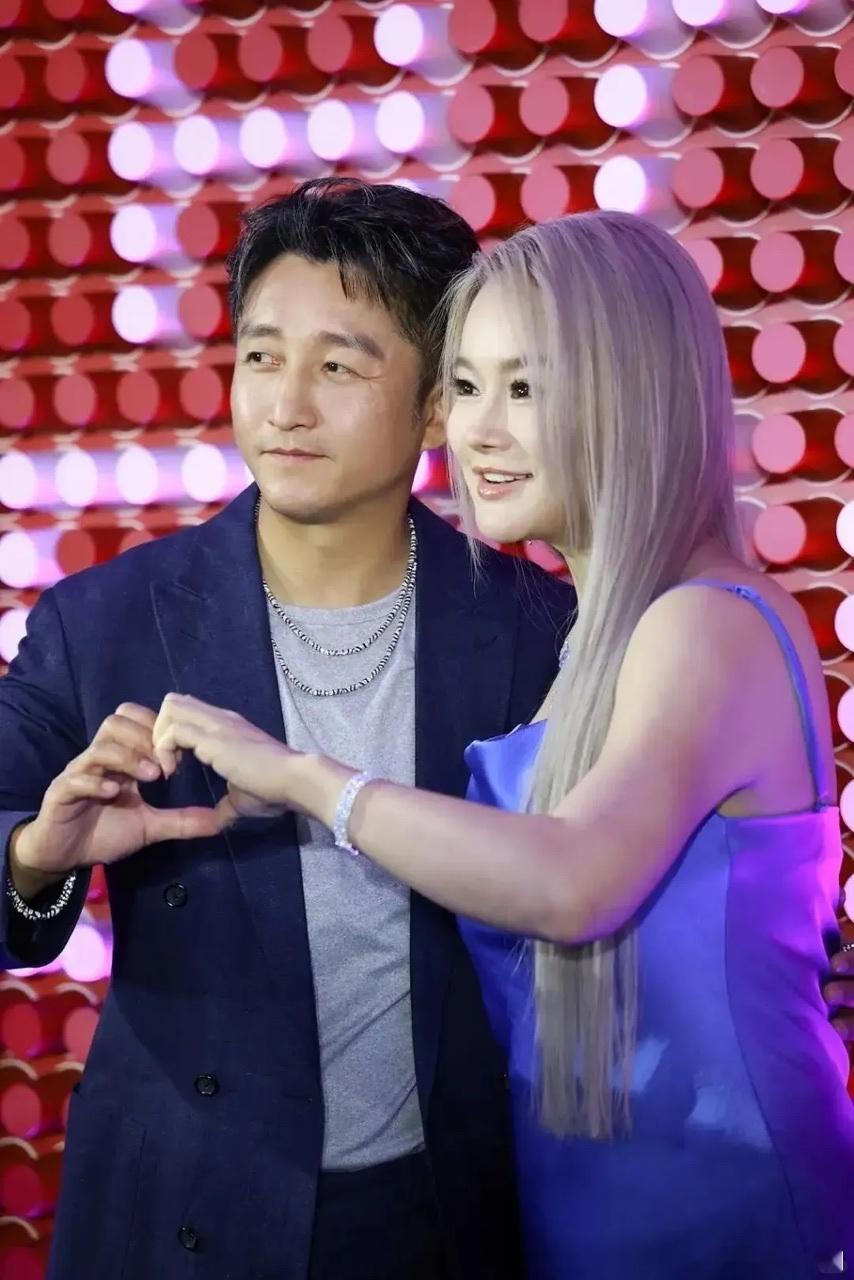 邹市明和冉莹颖分手摔进粪池姐姐当家本以为是伤感又浪漫的离别时刻，现实上演大型社死