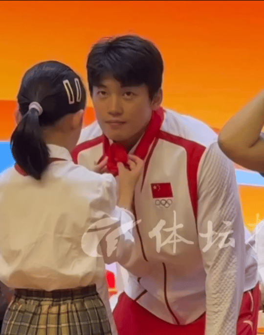 汪顺一个眼神我就脑补出了一整部偶像剧
 ​为什么p1眼神这么缱绻深情，我晕了