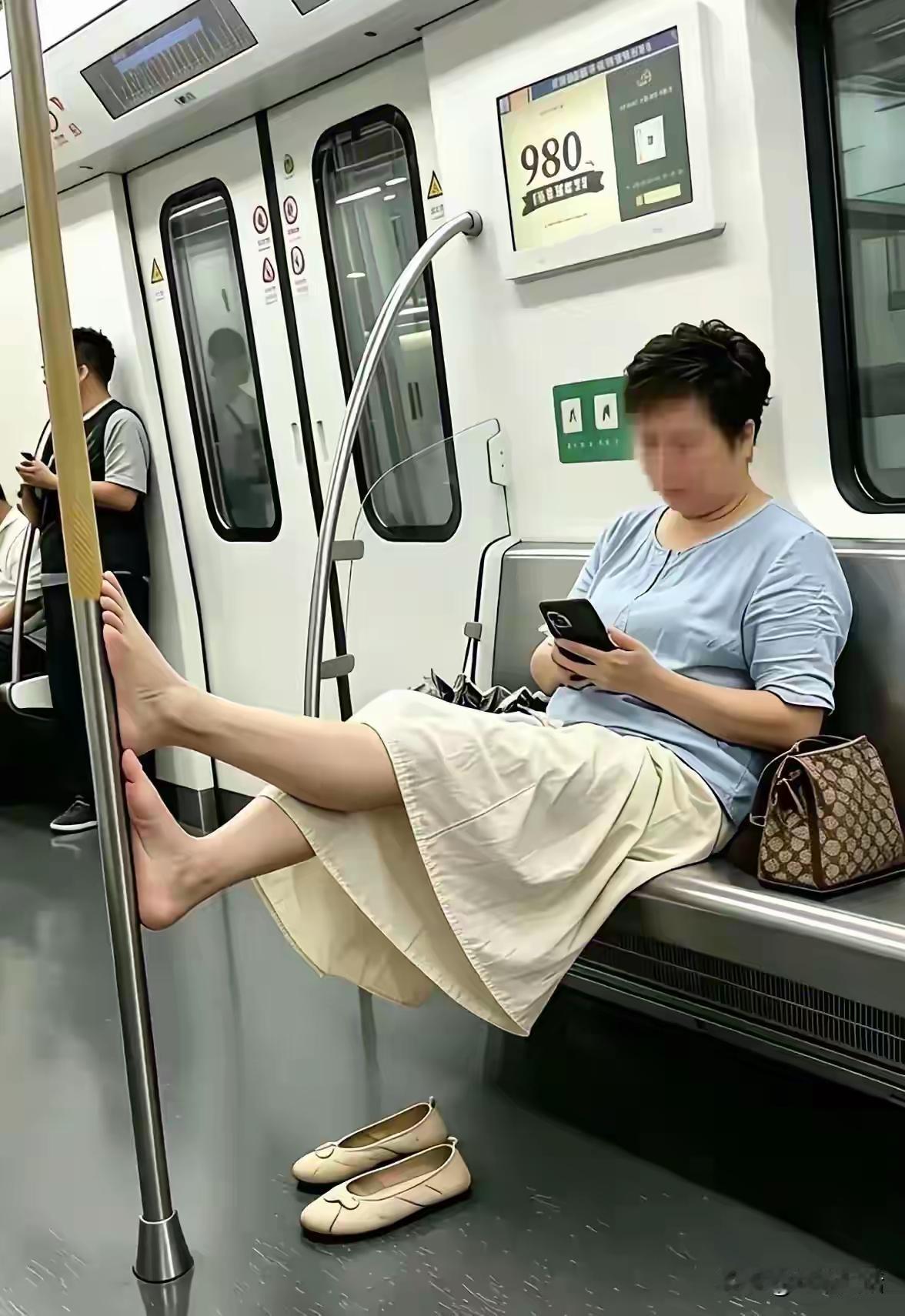 你们觉得这样好看吗？相信大多数人都觉得这样不雅，可有些人偏偏就喜欢这样，不光难看