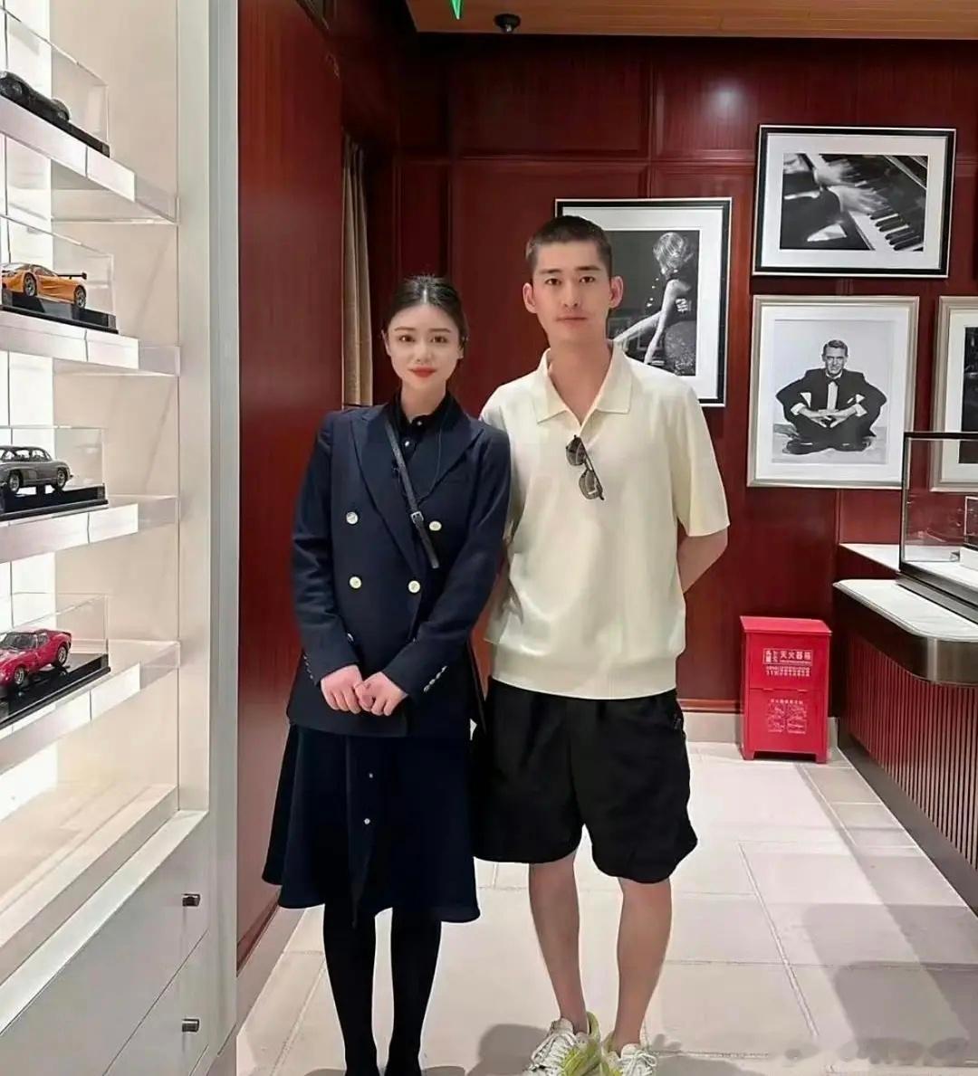 网友偶遇一位眼熟的人 ​​​