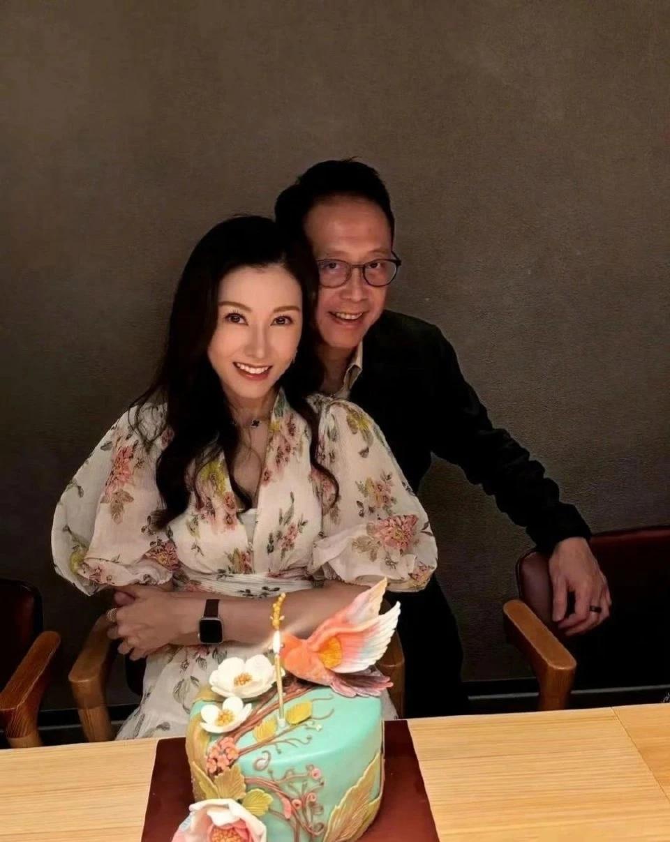 许晋亨庆祝李嘉欣54岁生日，李嘉欣开心地坐在老公腿上，笑得像花儿一样，妆容美美哒