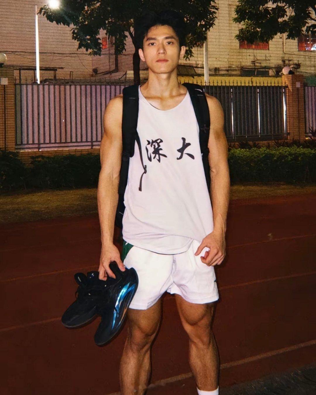 给你一个这么帅的大学男朋友，你晚上几点会回家？ 