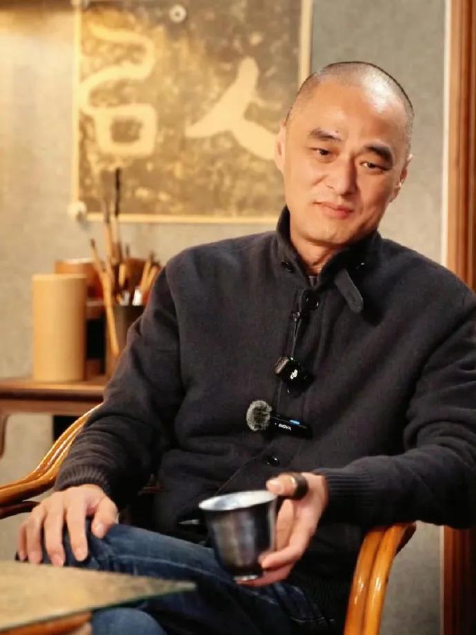 冯唐这话真的戳中太多人！“别随便和人搅和，聚会闲聊能推就推”，初听像孤僻，实则是