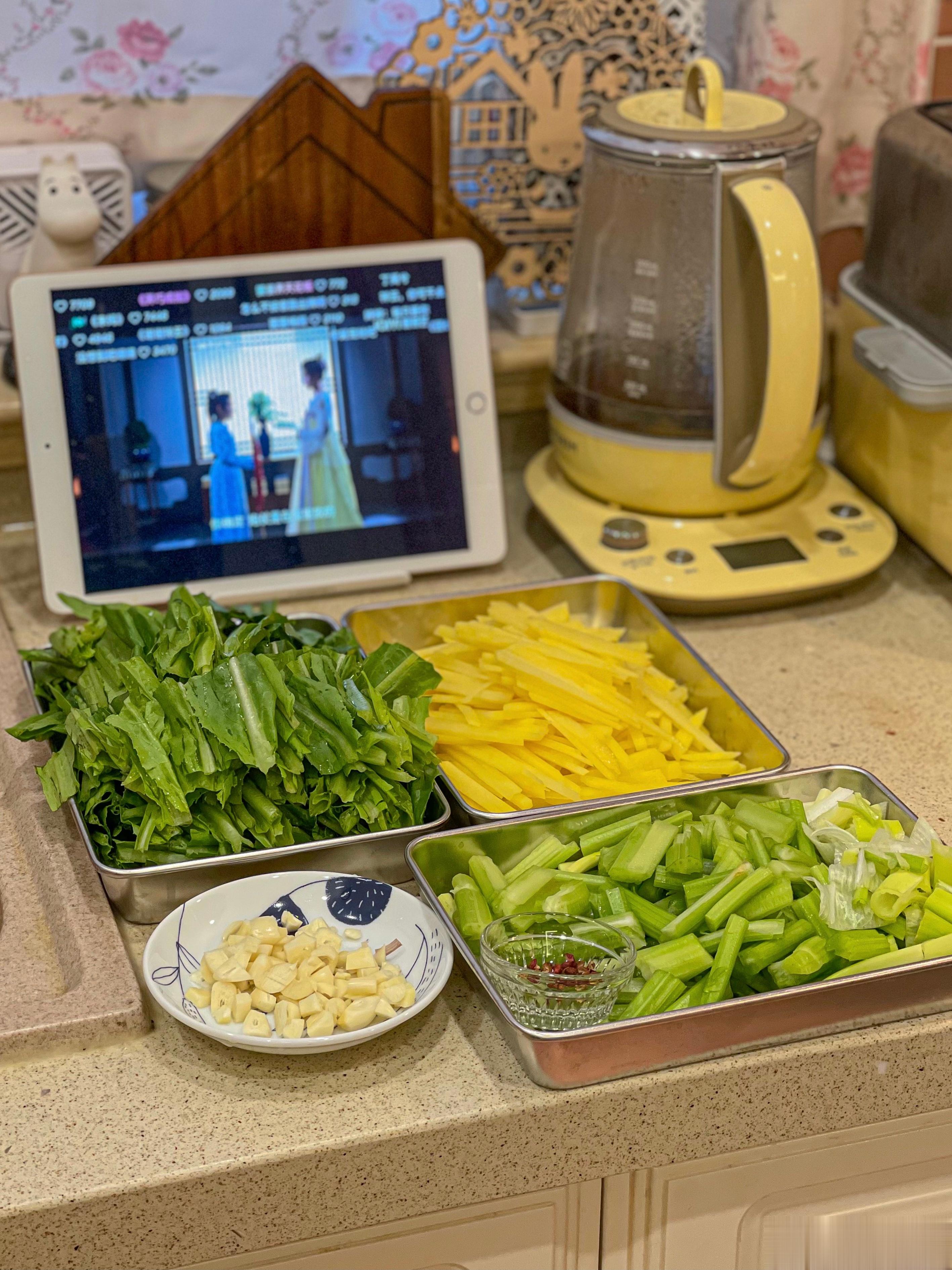 做晚饭，一边炖肉肉，一边看七时吉祥。吃完正好蓝莓果酱吐司出炉，晾凉中，小娃娃迫不