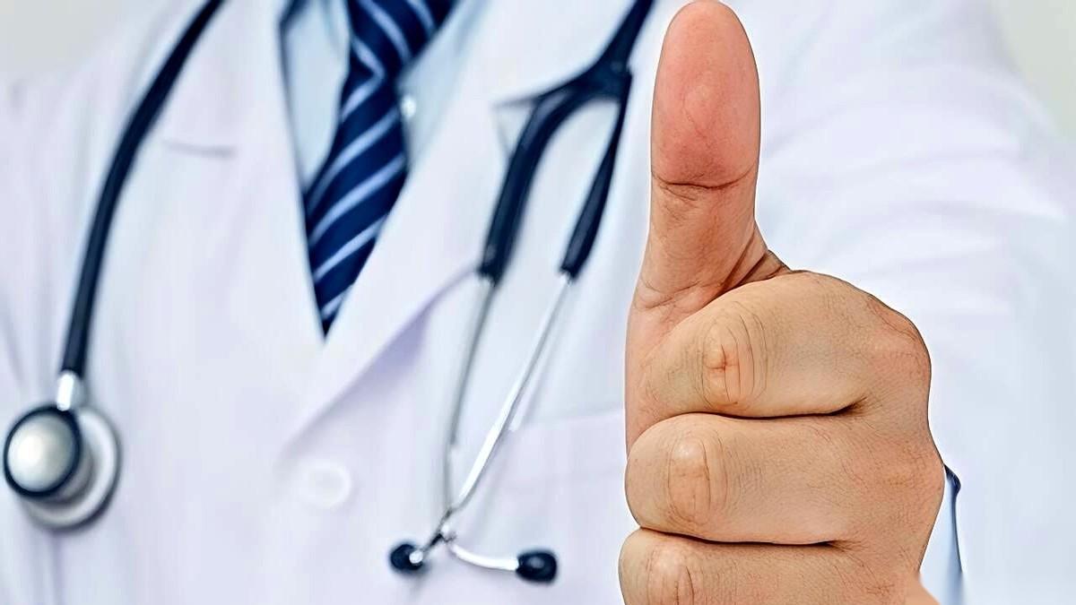 五十岁这道坎，过的不是生日，是体检报告。
老李捏着那张刚从打印机里吐出来的纸，指