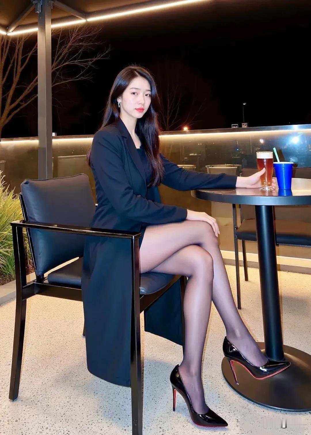 黑丝高跟鞋，精致女人的独特韵味。女性怎么样的身材才叫好身材?