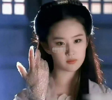 据说当年这部剧刘亦菲的手套，是她妈妈用透明银丝线纸织出来的