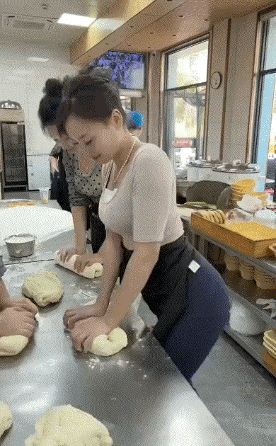 这一脚挨的一点都不冤…… 