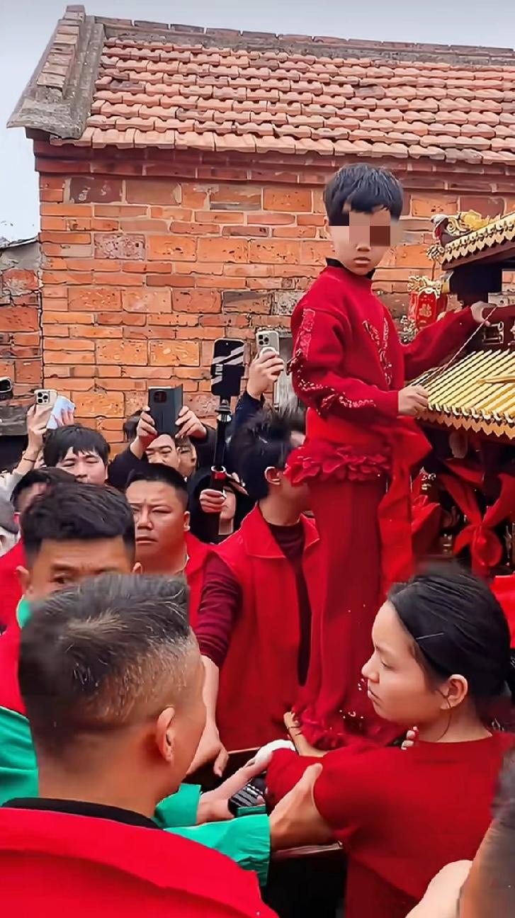 都散了吧，不过是某户人家普普通通的小孩罢了。上了轿后，既没被家长拉下来，也没被信