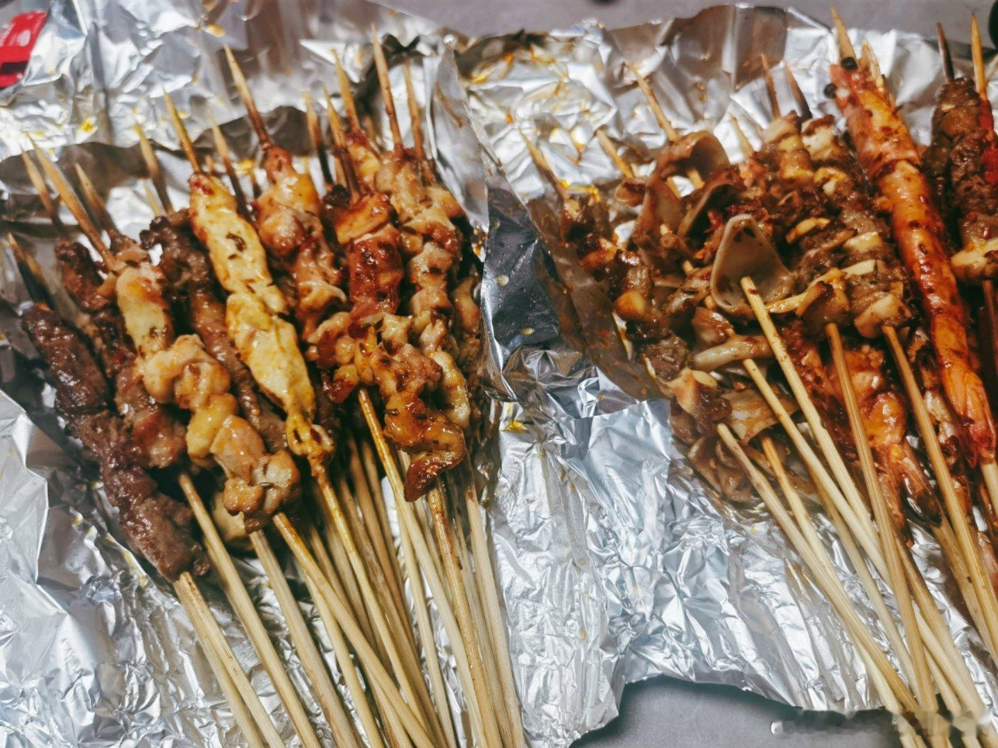 睡了吗都？？这深夜的烤串配上飞驰人生电视剧，也太美了，美翻了[doge] ​​​