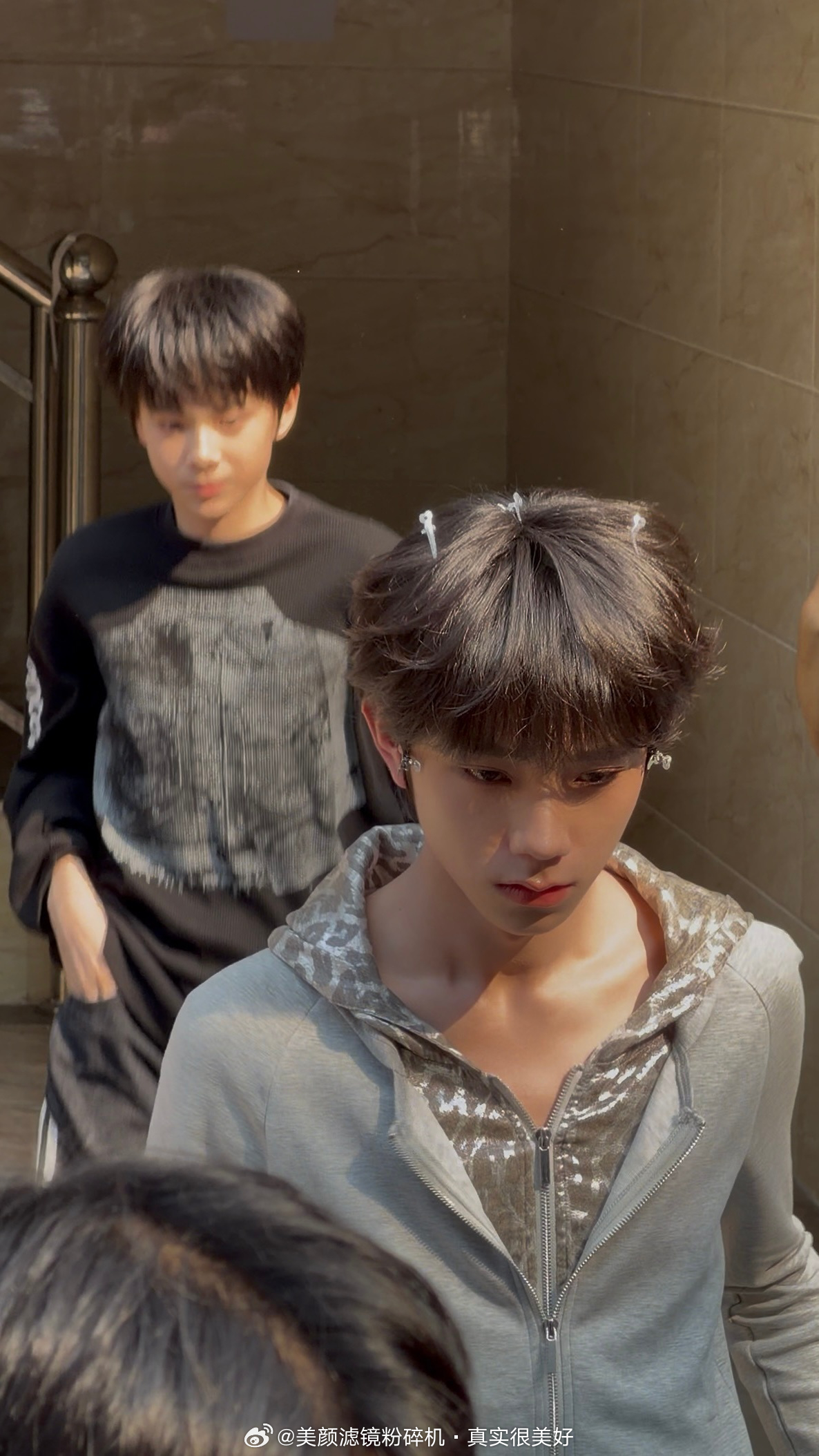 王橹杰今日拍戏出妆饭拍生图（参数最后一张） 