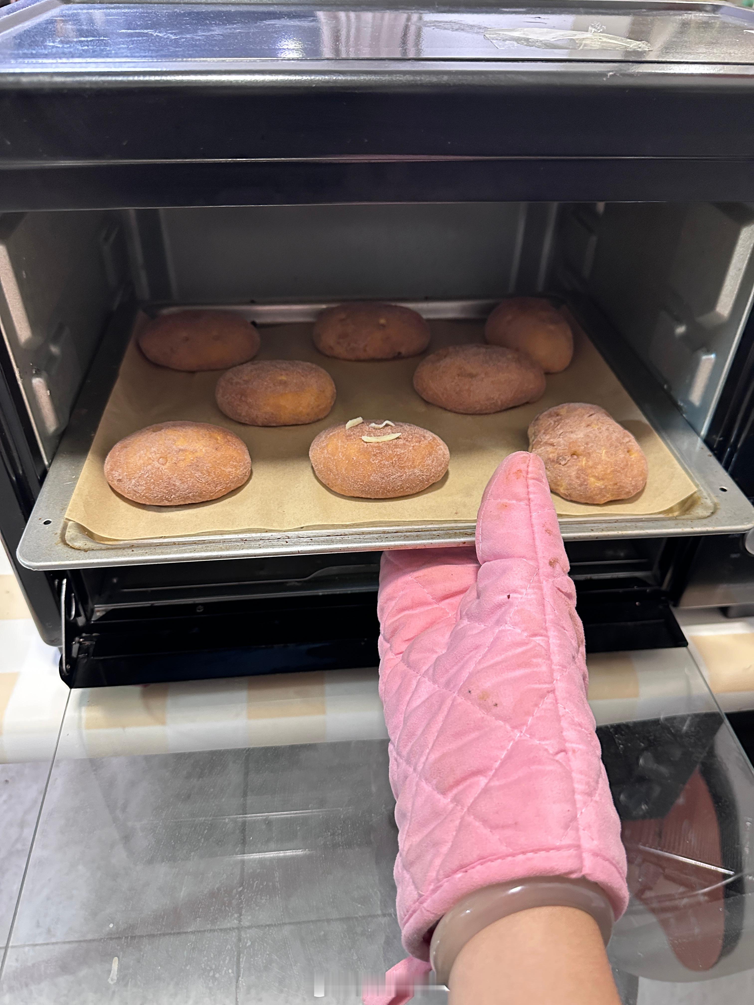 肉丸日记📔 厨娘上线👩🏻🍳第一次做面包馅料太多都溢出来了