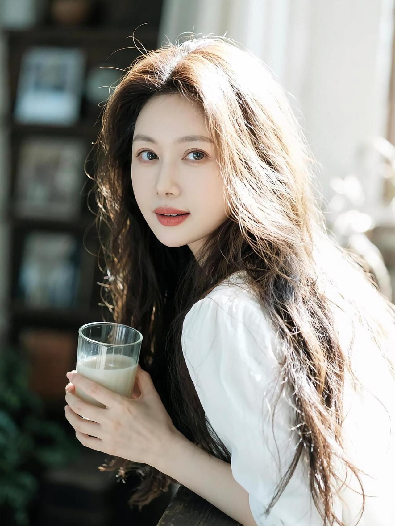 清茶润心田，静享岁月闲。为什么成熟的女人越来越受欢迎 风情万种的女人是什么样的?