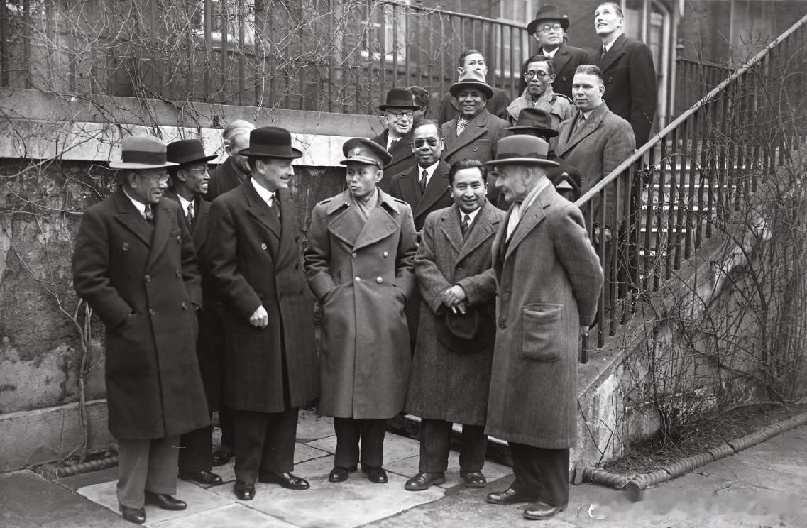 1947年1月23日伦敦唐宁街10号，昂山（前排右三）率缅甸代表团与英国首相克莱