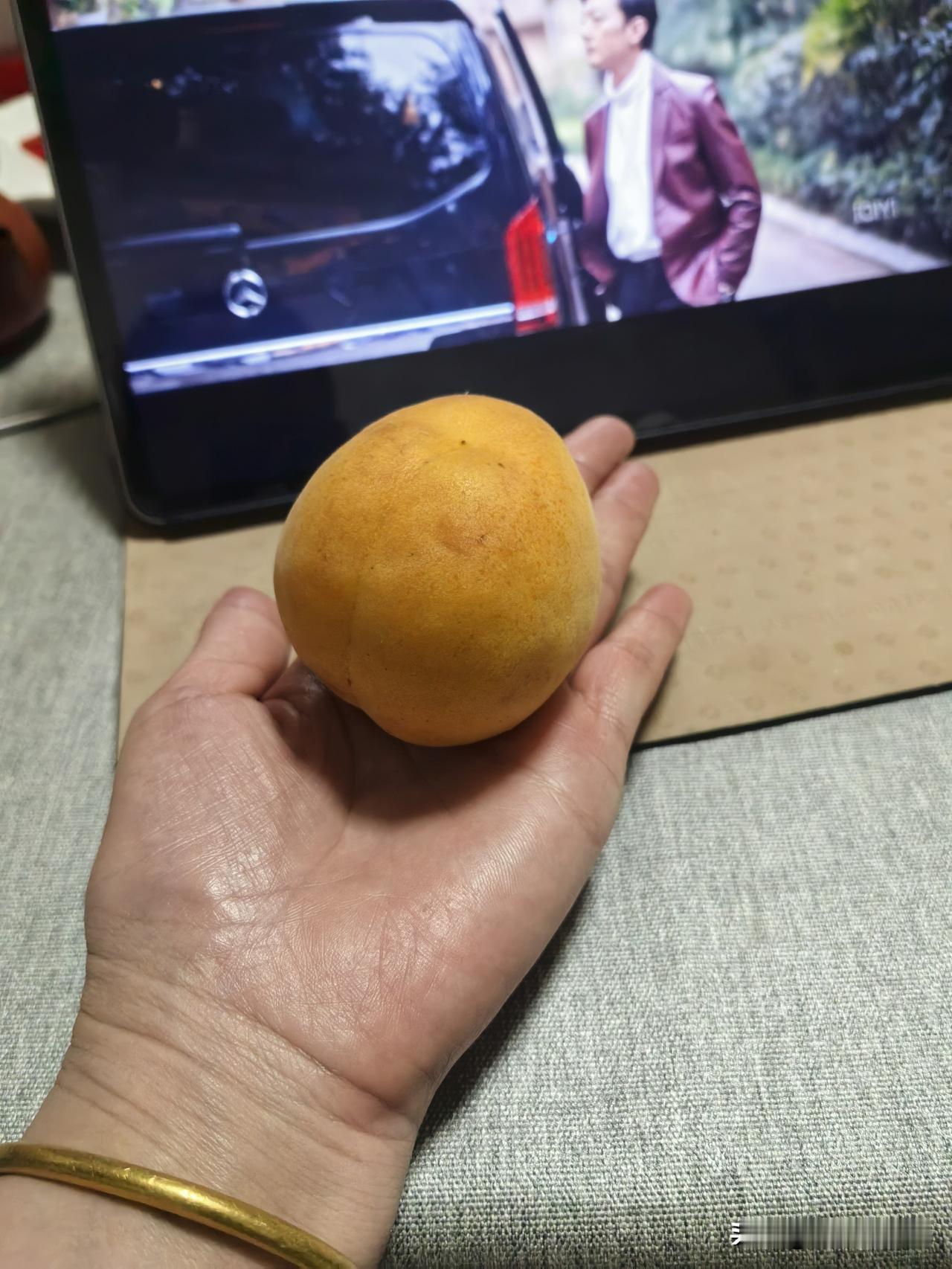 山中易见千年树，求下联人间耄耋难从容。看着很残忍但实则现实大多如此，血雨腥风的老