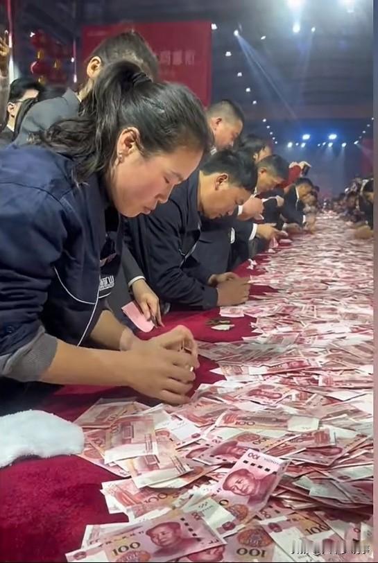 这几年，春节前夕最受人们关注的当属河南矿山机械的崔老板。他不仅营造出员工在规定时