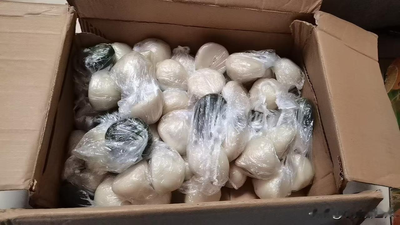 每到冬天，我们这里的人最爱的东西来了，就是团子。

团子是糯米粉做的，里面有馅，