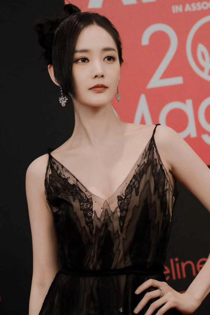 李一桐黑丝吊带 