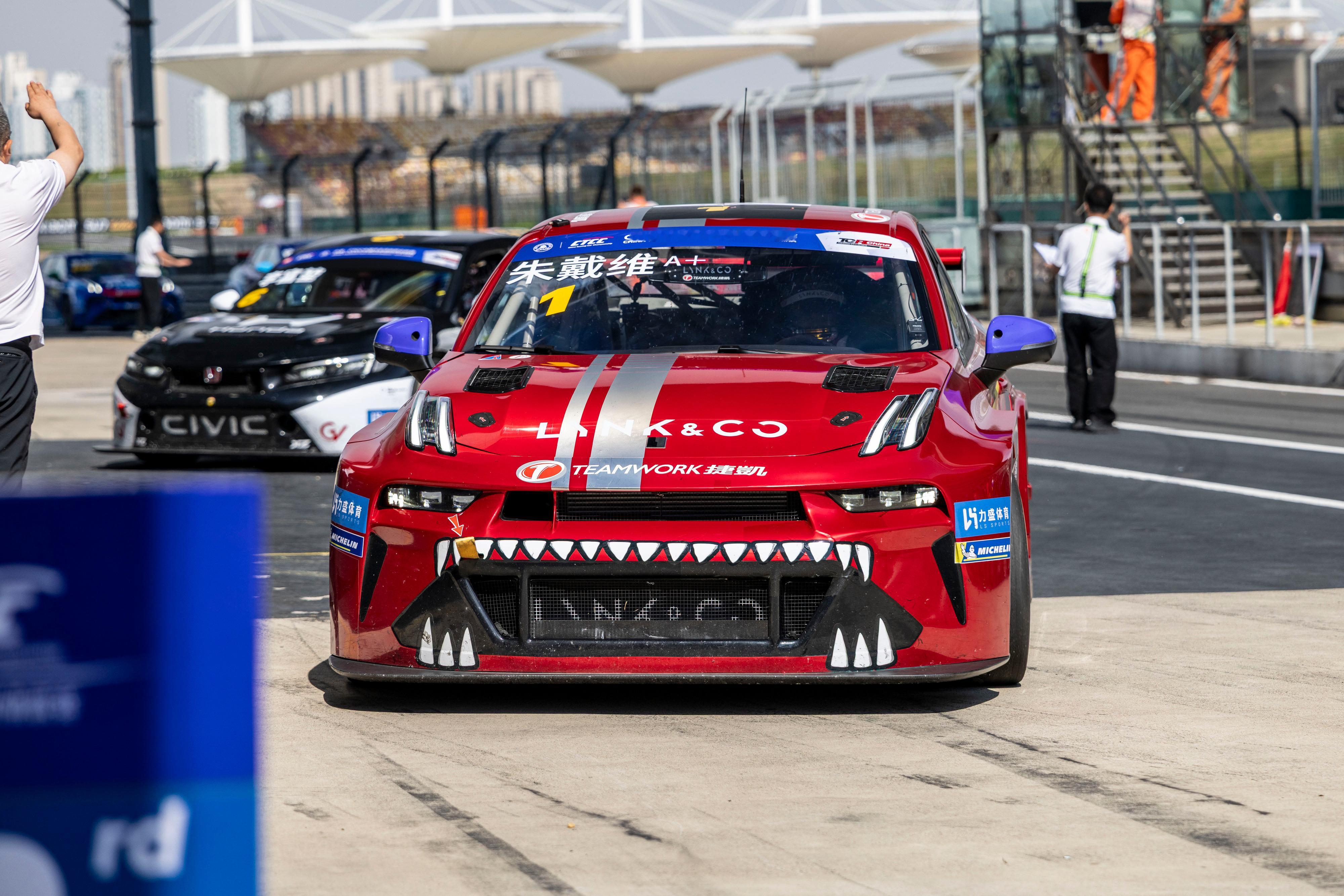 售价140万的最贵领克首批交付从TCR国际赛场七年九冠的辉煌，到CTCC赛场六年