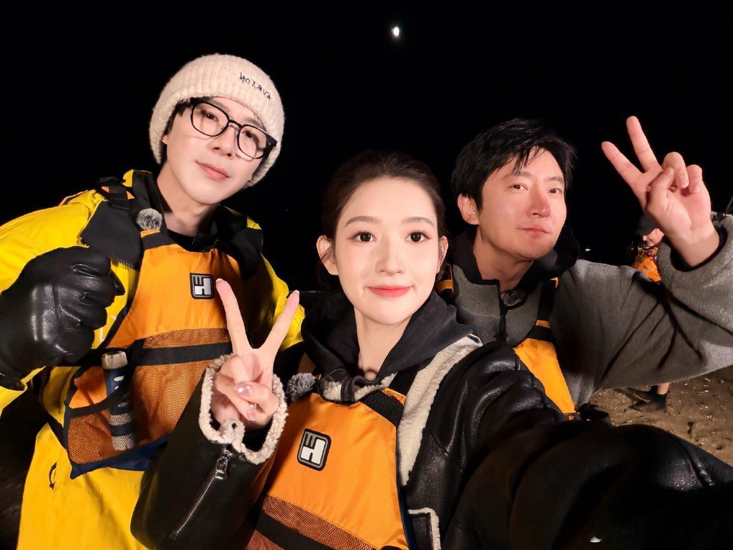 王玉雯把地球团夸了一遍王玉雯发了地球团收官照收官时刻分享合照，王玉雯暖心夸奖剧组