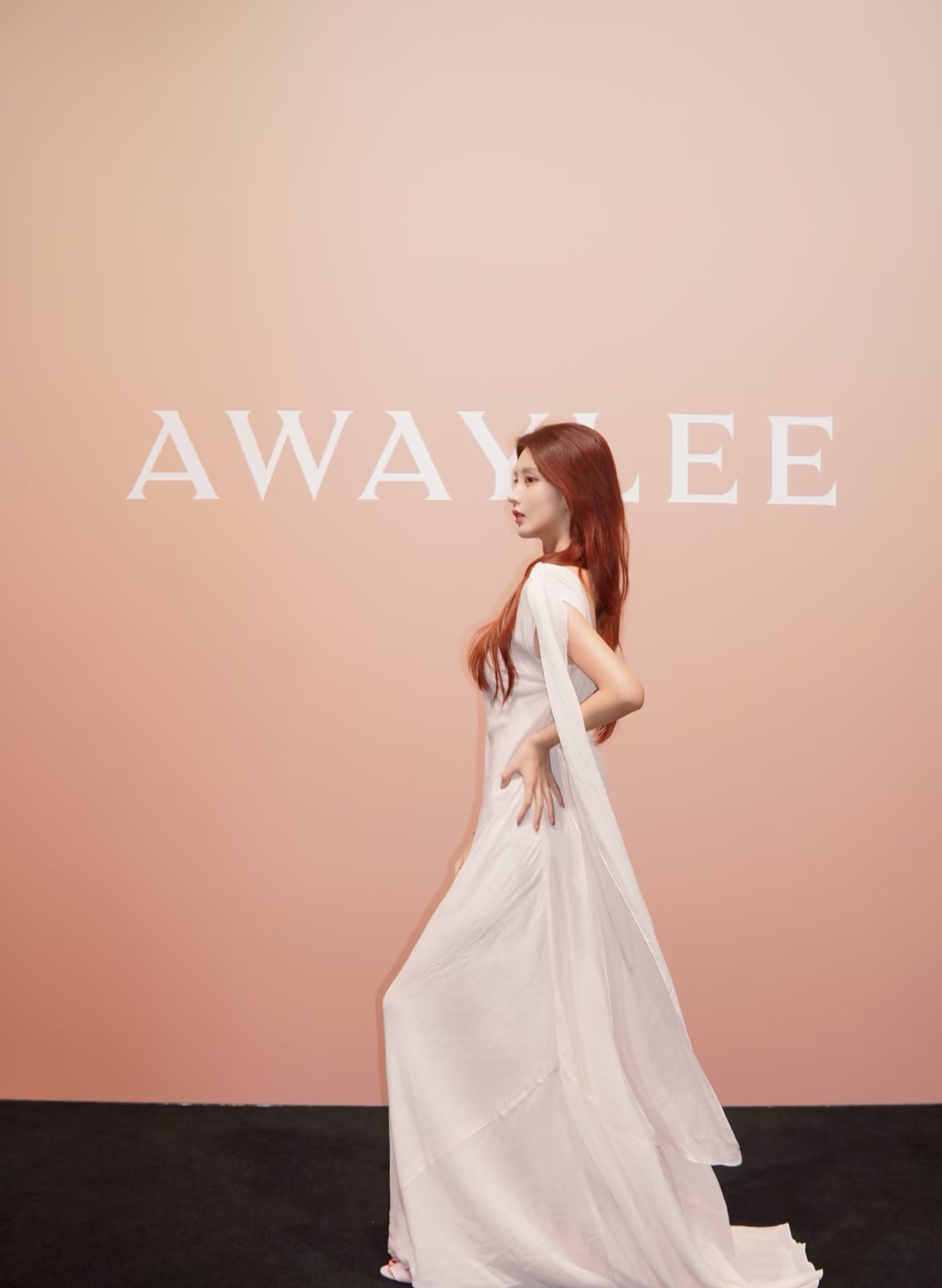 在AWAYLEE的柔粉背景前，白裙的垂坠感像把风裹进了布料里🎐暖光落在纱质裙摆